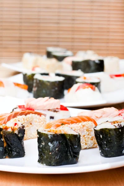 Тарелки с суши-роллами — стоковое фото