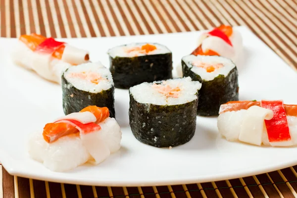 Prato com deliciosos rolos de sushi — Fotografia de Stock