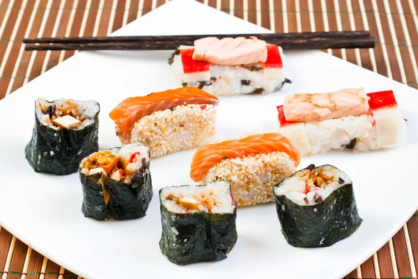 Rollos de sushi y virutas —  Fotos de Stock