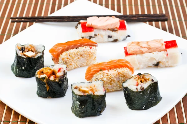 Rollos de sushi y virutas — Foto de Stock