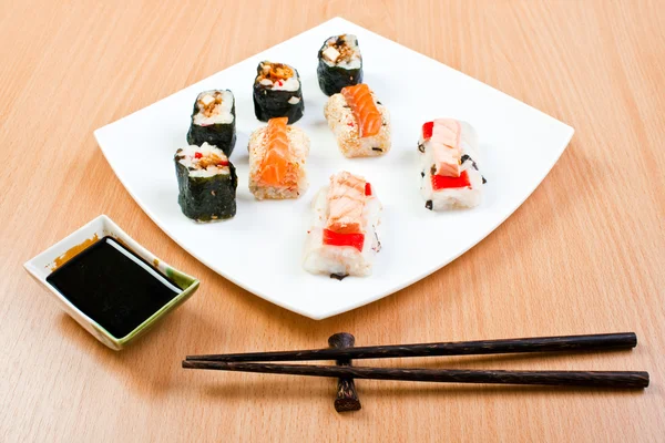Sushi mit Sauce und Stäbchen — Stockfoto