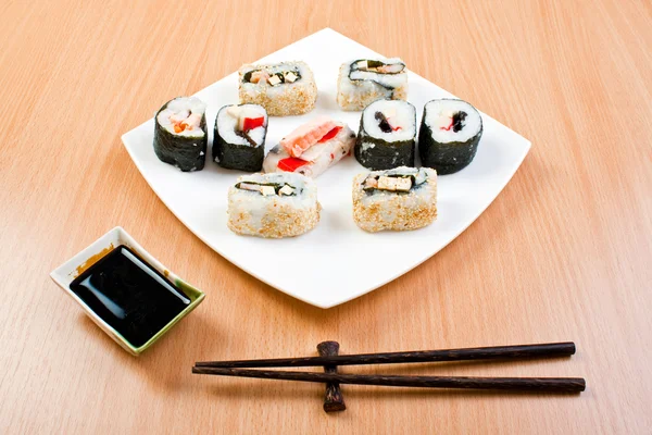 Piatto di sushi e bacchette — Foto Stock