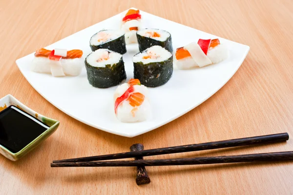 Chopsticks e sushi — Fotografia de Stock