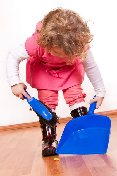 Little girl helping — Stock Photo, Image
