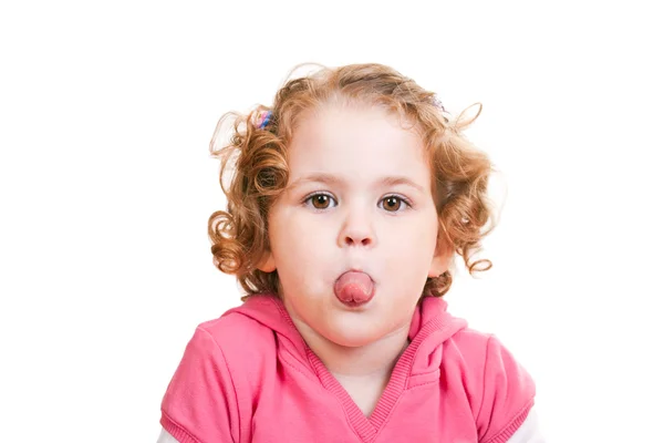 Klein meisje tong uitsteekt — Stockfoto
