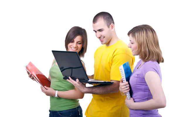 Estudantes sorridentes com laptop — Fotografia de Stock
