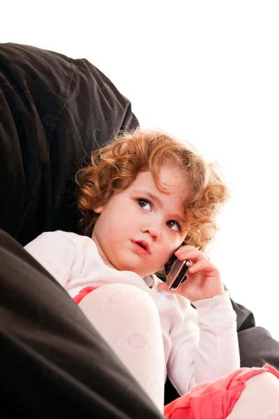 Gros plan d'une petite fille tenant un téléphone — Photo