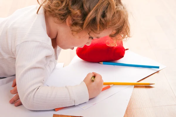 Красивая маленькая девочка рисует — стоковое фото