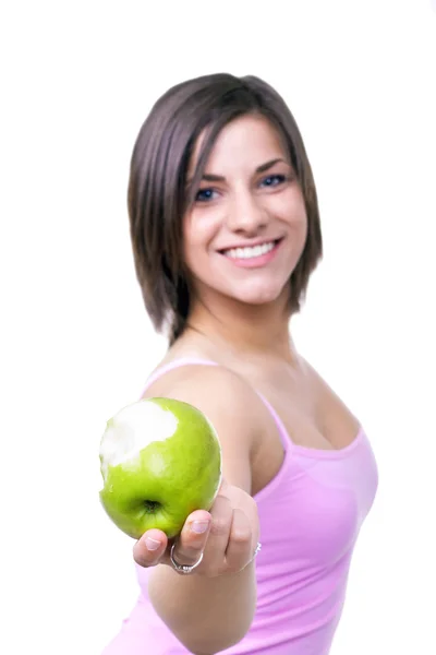 Νεαρή γυναίκα που κρατά πράσινο μήλο — Φωτογραφία Αρχείου