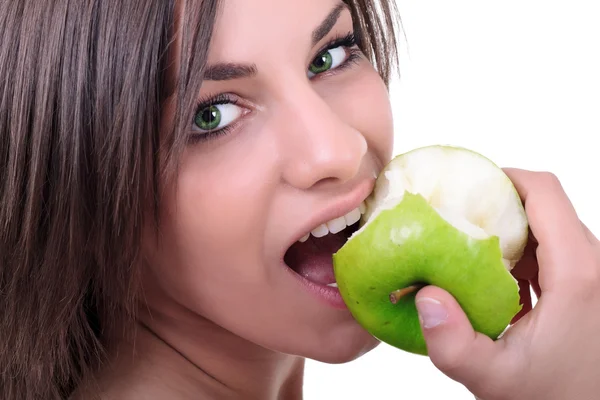 Jovem morena mulher comendo maçãs — Fotografia de Stock