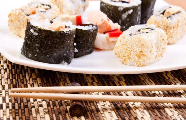 Rolos de sushi na placa — Fotografia de Stock