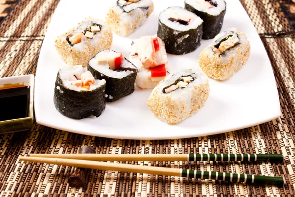 Различные виды суши на тарелке — стоковое фото