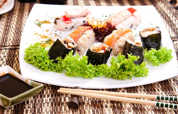Sushi with salad — Stock Photo, Image