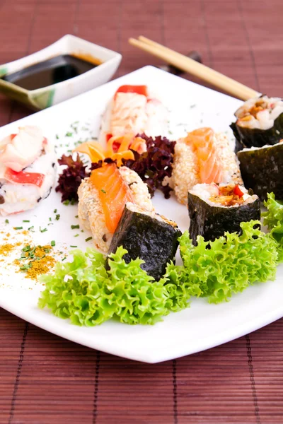 Close-up van sushi op plaat — Stockfoto