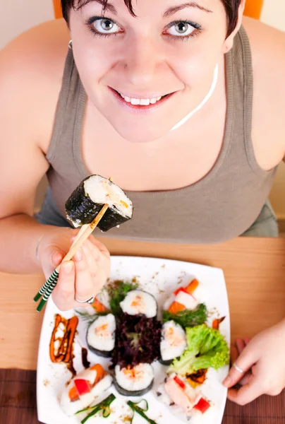 寿司を食べる女性 — ストック写真