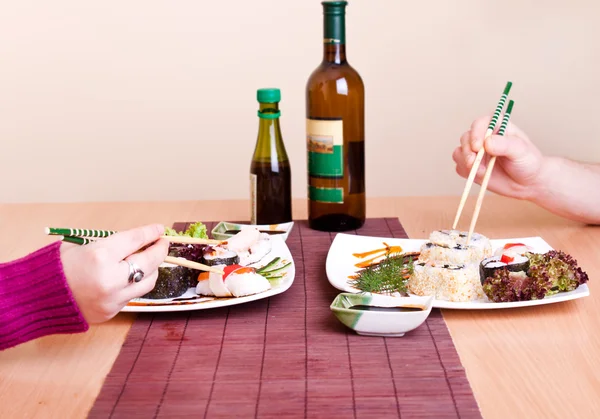 Zwei Personen essen Sushi — Stockfoto