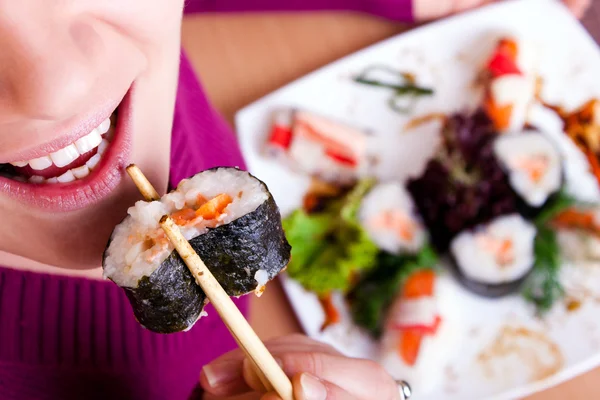Їдять суші — стокове фото