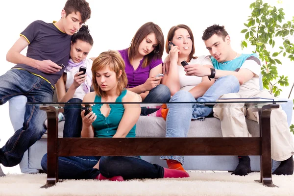 Grupp tonåriga med mobiltelefoner — Stockfoto