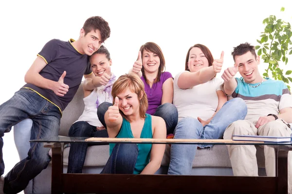 Grupo de adolescentes segurando polegares para cima — Fotografia de Stock
