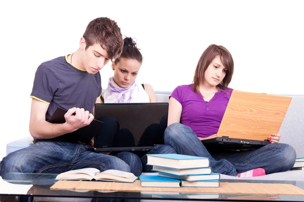 Zadowoleni uczniowie patrząc na laptopa — Zdjęcie stockowe