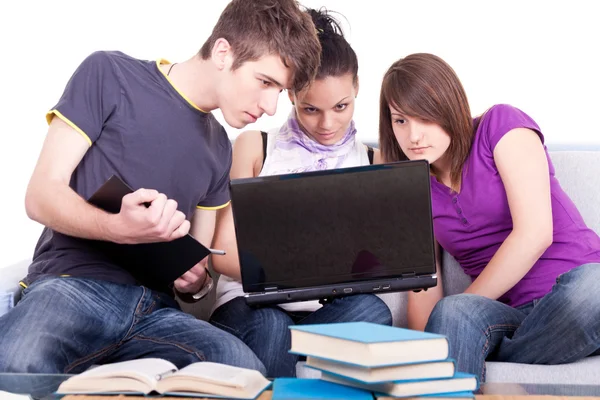 Uczniowie pracują na laptopy — Zdjęcie stockowe