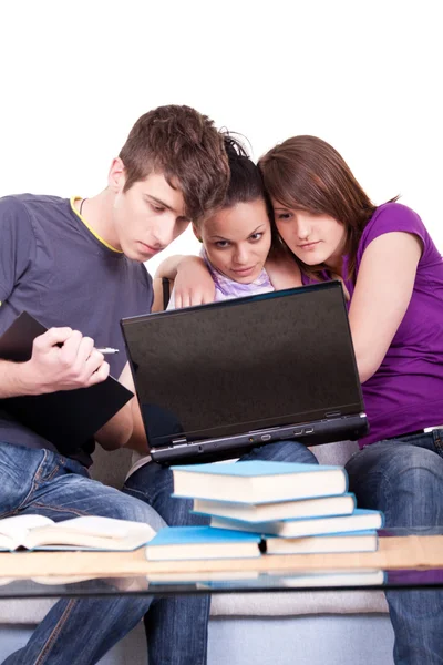 三个学生在膝上型电脑上学习 — 图库照片