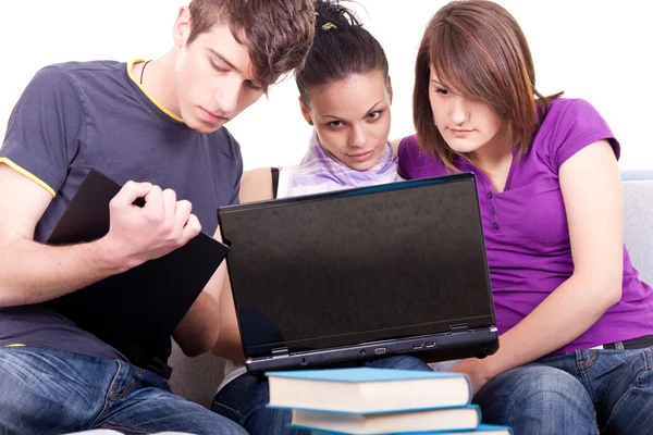 Apprentissage des élèves sur ordinateurs portables Photo De Stock