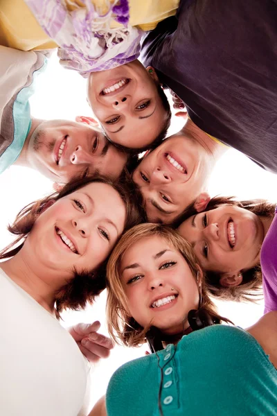 Usmívající se teenageři v kruhu — Stock fotografie