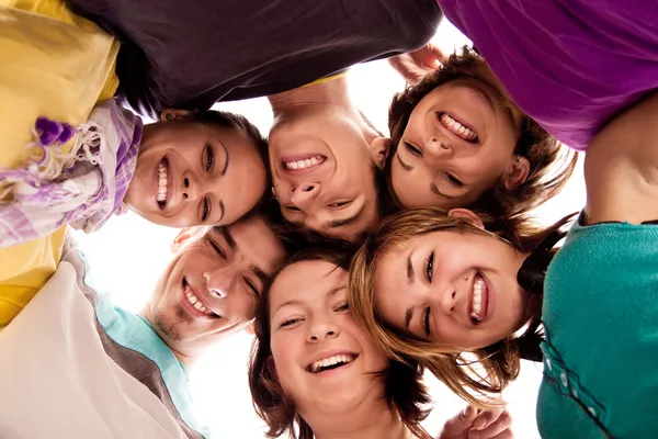 Skupina teenagerů v kruhu — Stock fotografie