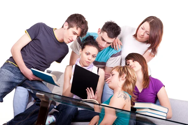 Uczniowie pracują na laptopy — Zdjęcie stockowe