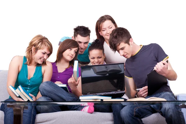Estudantes com livros e laptop — Fotografia de Stock