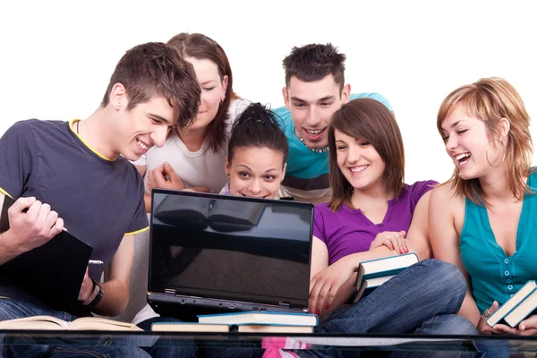 Група студентів з ноутбуком — стокове фото