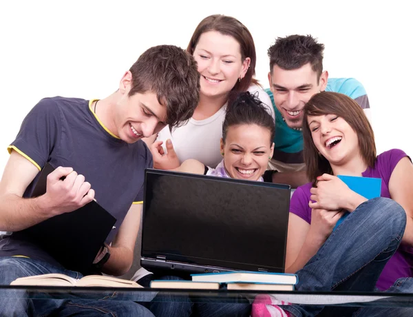 Groupe d'adolescents avec ordinateur portable — Photo