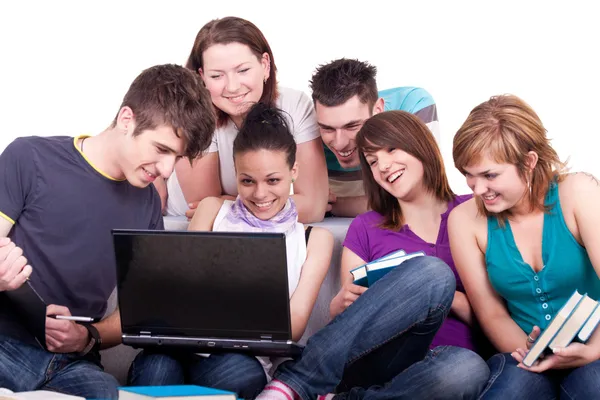 Подростки смотрят на ноутбук — стоковое фото