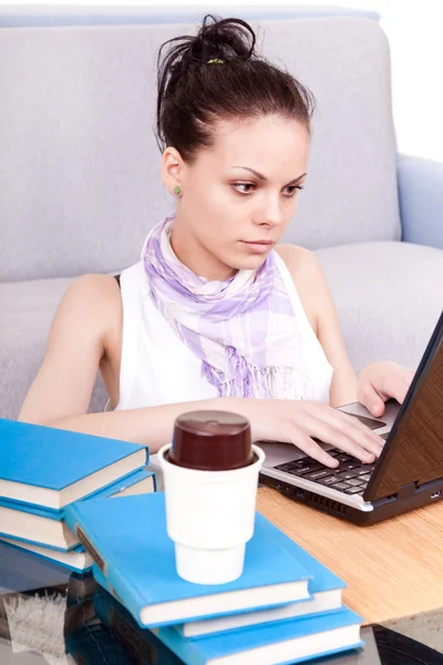 Studnet feminino trabalhando no laptop — Fotografia de Stock