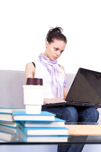 Teeranger feminino trabalhando no laptop — Fotografia de Stock