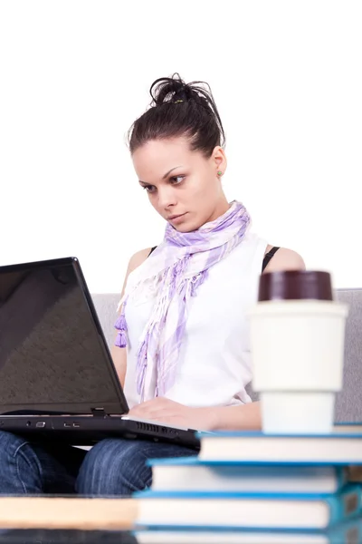 在笔记本电脑上工作的年轻妇女 — 图库照片