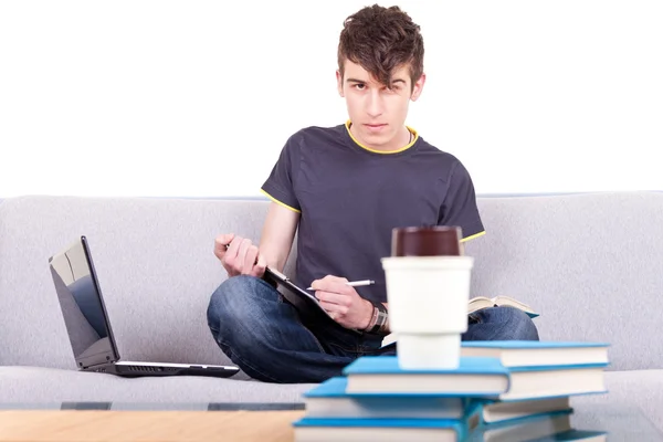 Estudante masculino estudando em casa — Fotografia de Stock