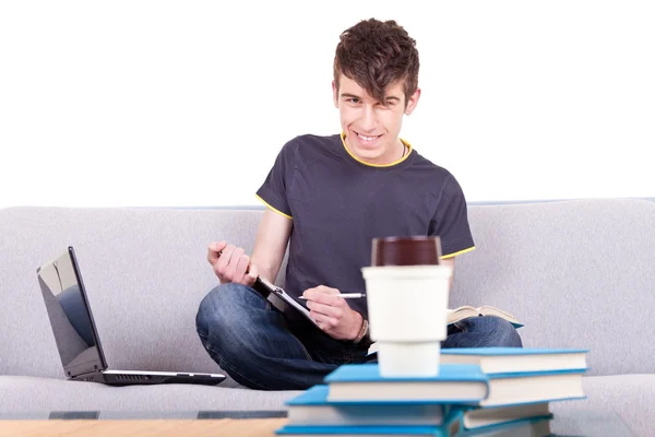 Молодий студентка-чоловік навчається — стокове фото