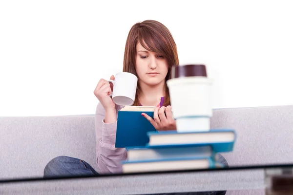 Adolescente lendo um livro em casa — Fotografia de Stock