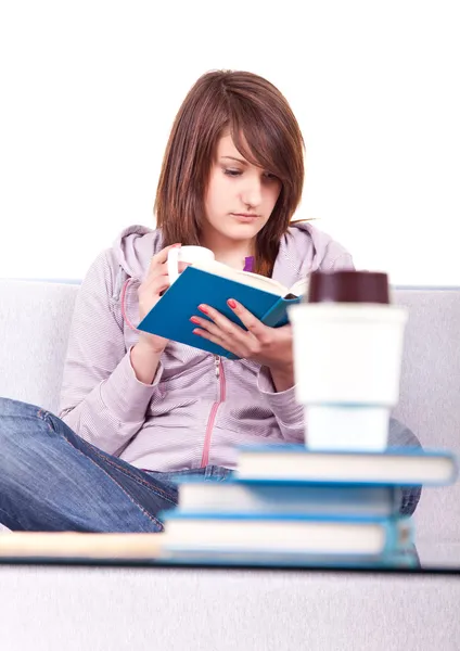 Подростки читают книгу — стоковое фото