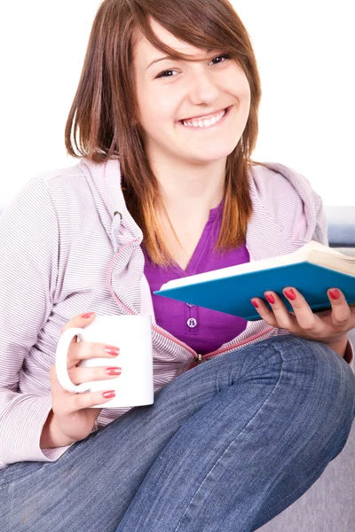 Lachende meisje het lezen van een boek — Stockfoto