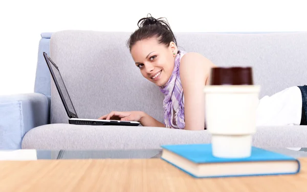 Tonåring på soffan med laptop — Stockfoto