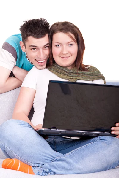Glada par med bärbar dator — Stockfoto