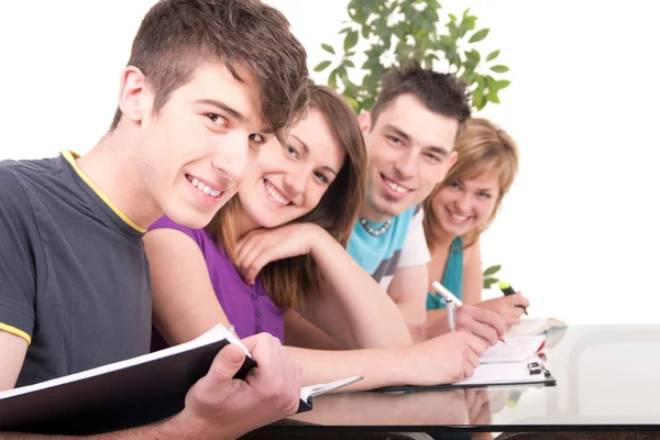 Mannelijke student studeert met zijn klasgenoten — Stockfoto