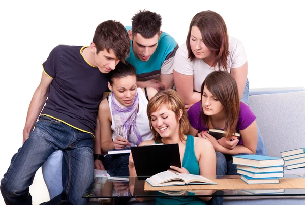Schüler schauen sich Buch an — Stockfoto