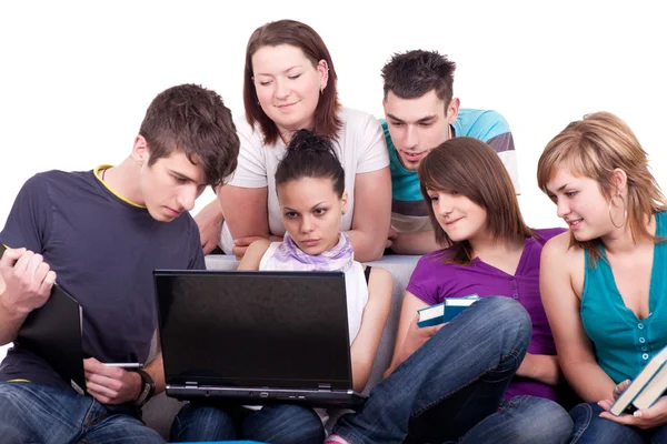 Teenageři na laptop — Stock fotografie