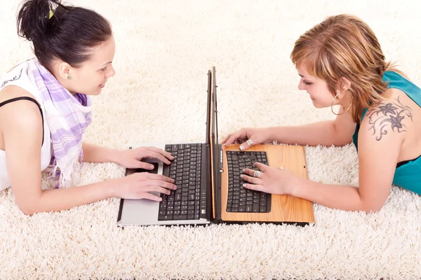 Νεαρά κορίτσια που εργάζονται για φορητούς υπολογιστές — Φωτογραφία Αρχείου