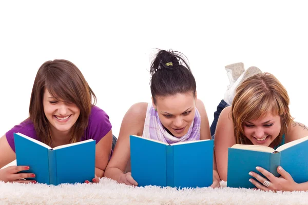 本を読んでいる女の子のグループ — ストック写真