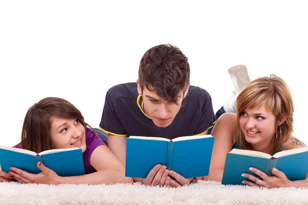 青少年阅读书籍在地板上 — 图库照片